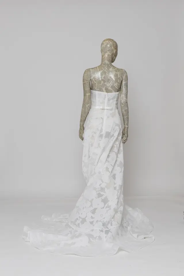 Abito monospalla con fiori in organza e strascico, Atelier Olesia Udine