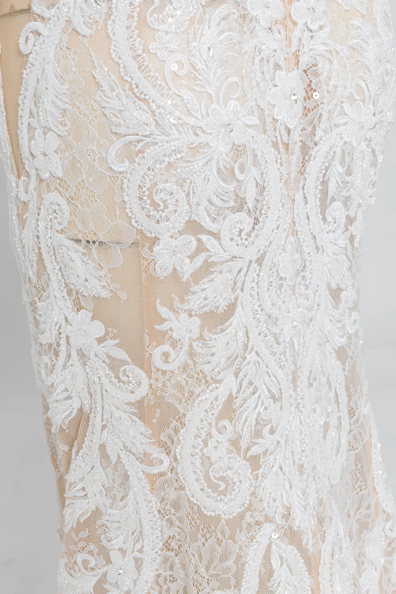 Abito da sposa a sirena in pizzo ricamato con maniche lunghe, Atelier Olesia Udine