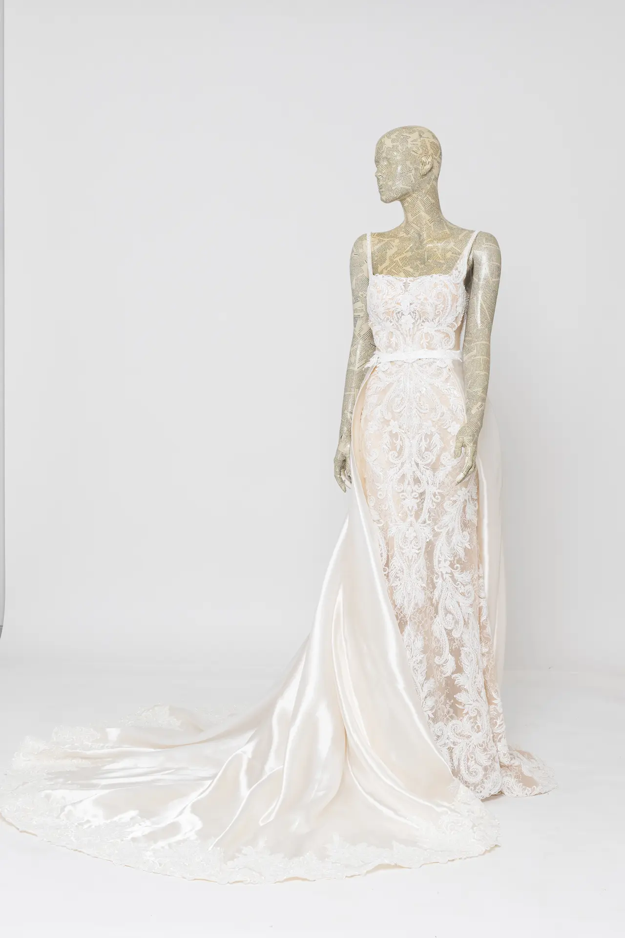 Abito da sposa a sirena in pizzo con strascico in raso, cucito a mano da Atelier Olesia a Udine