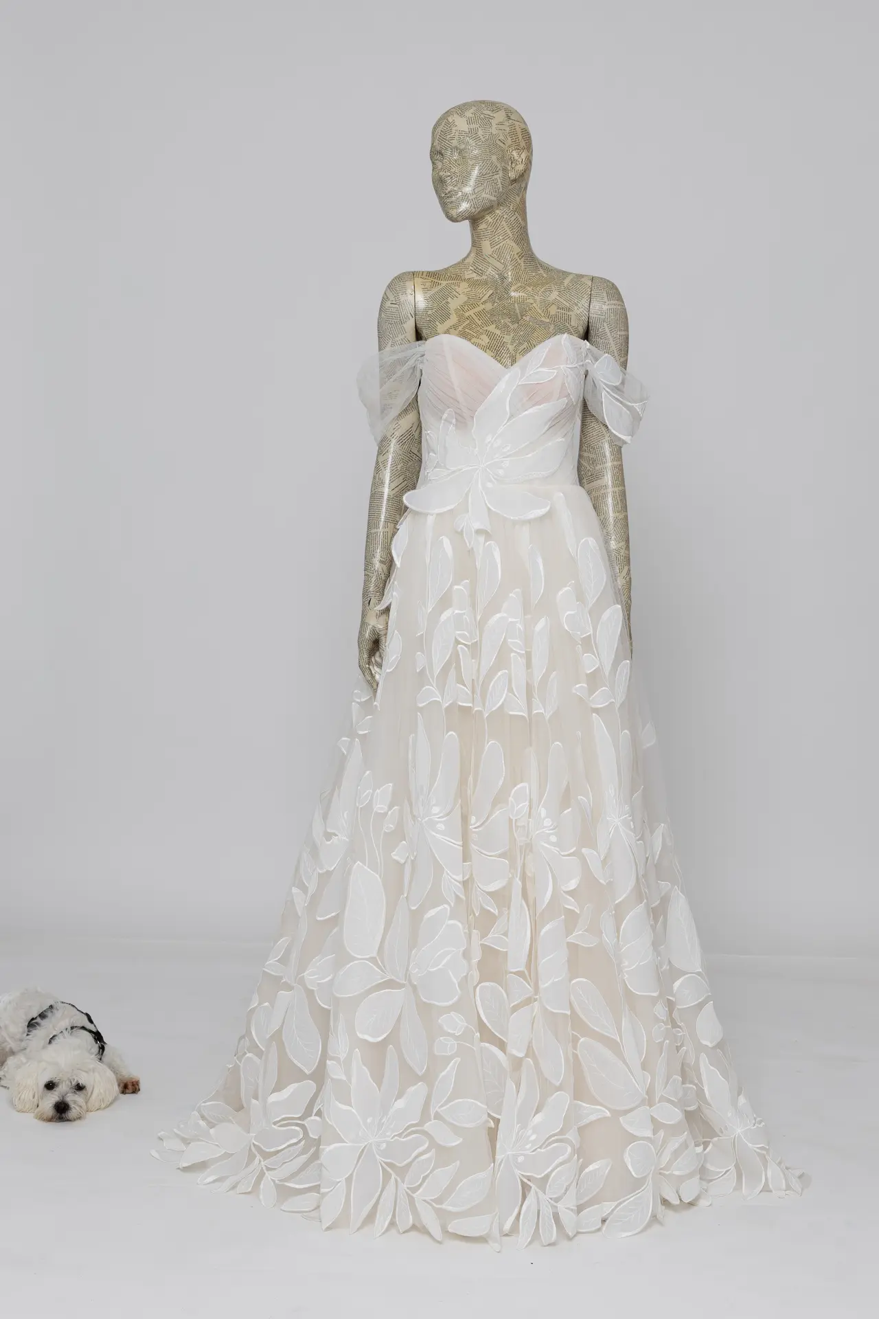 Abito da sposa con foglie in organza e un piccolo cane bianco con abito coordinato, Atelier Olesia Udine