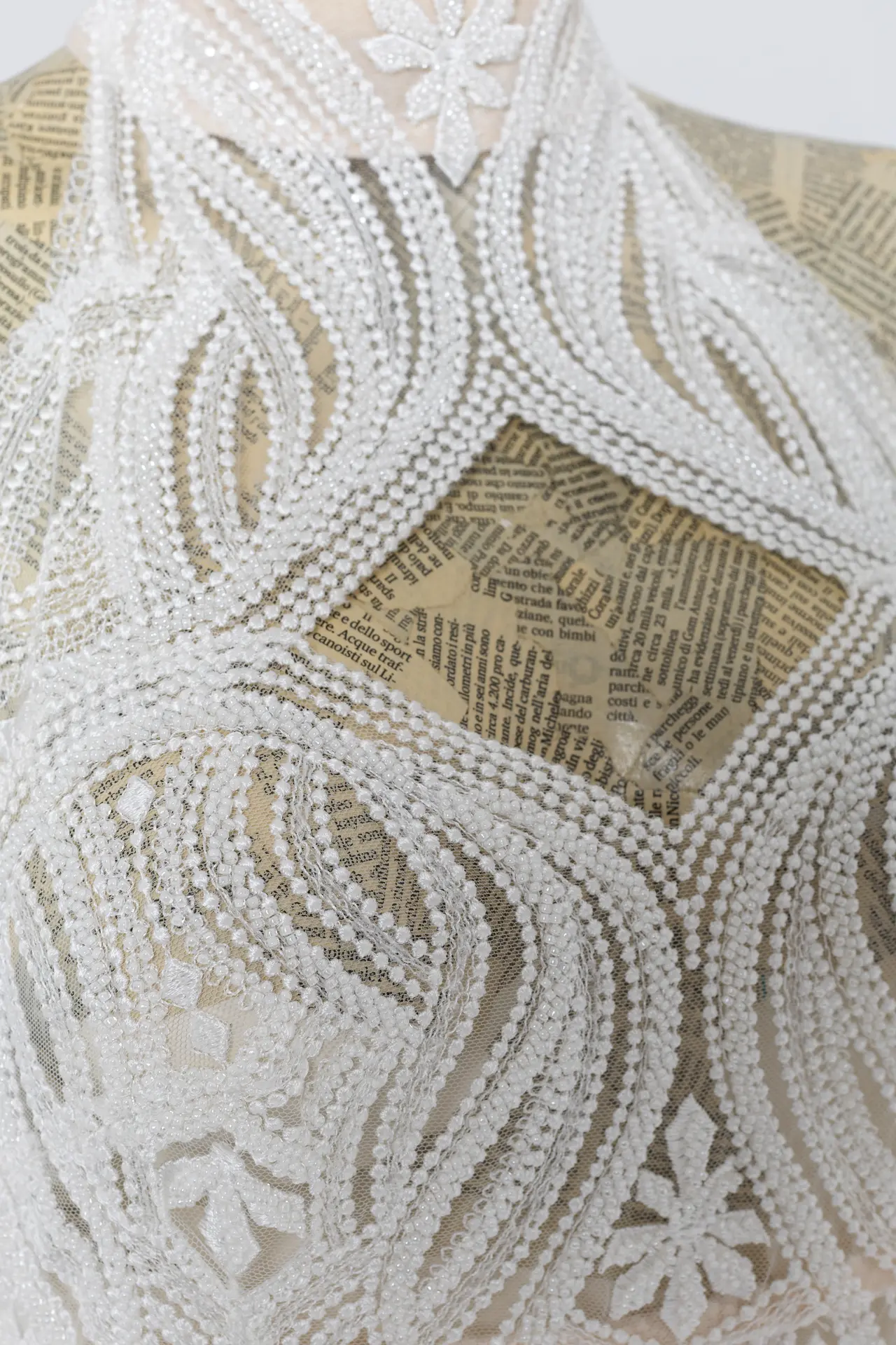 Abito da sposa a colonna con ricamo di perle fatto a mano da Olesia, dettaglio