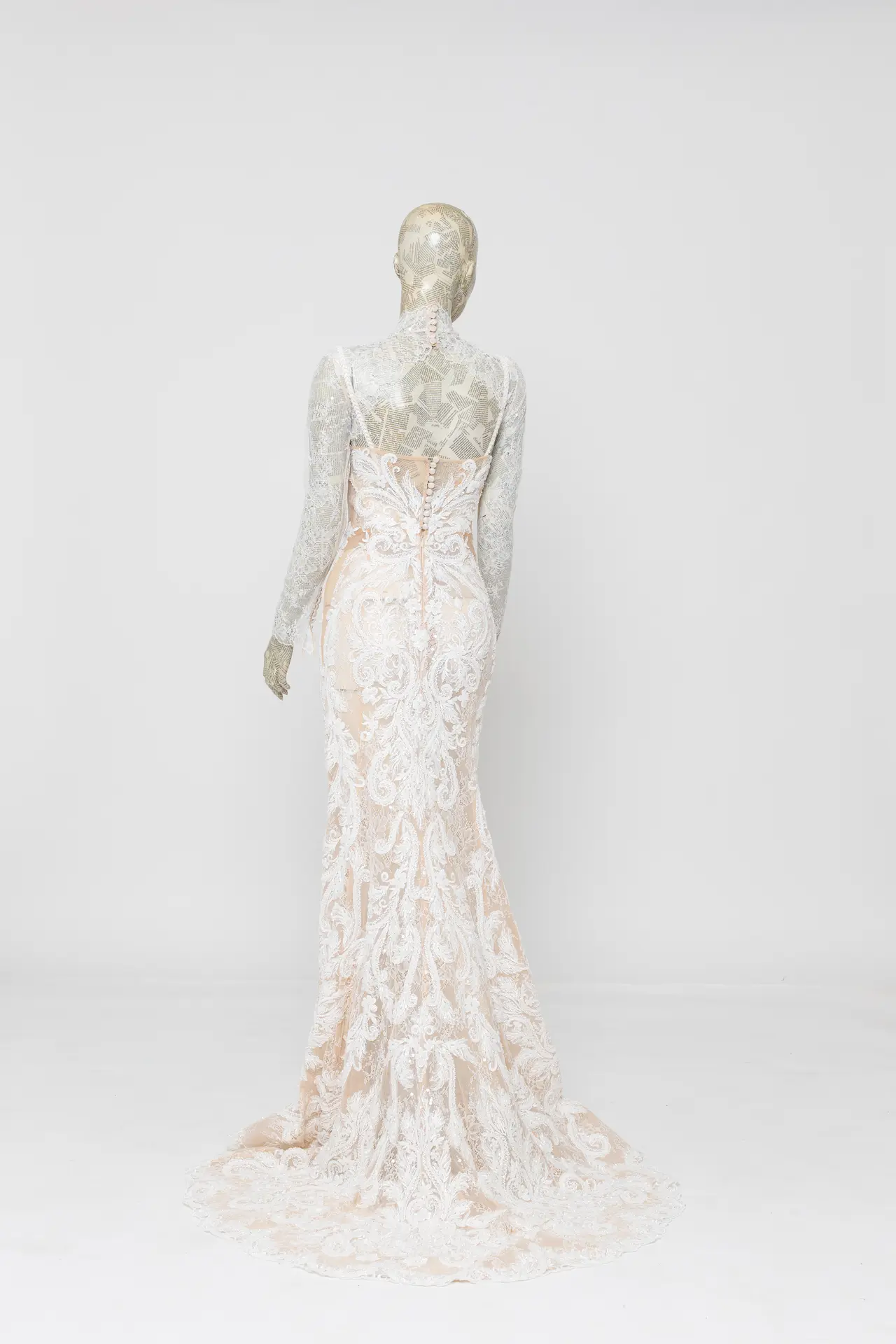 Prova abito da sposa in atelier a Udine: abito a sirena in pizzo ricamato con maniche lunghe