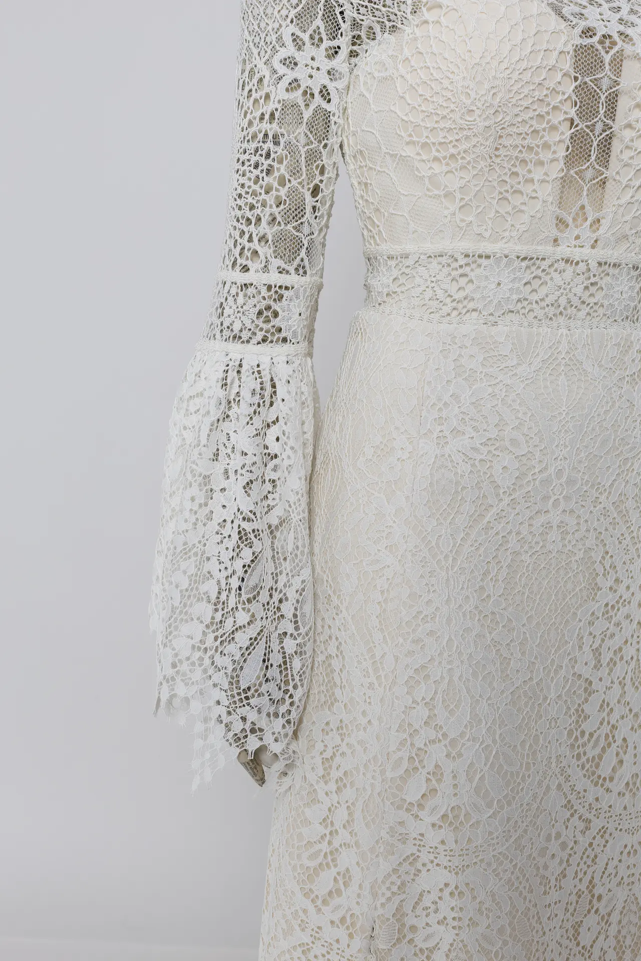 Abito da sposa in pizzo con maniche a campana, dettaglio, Atelier Olesia Udine