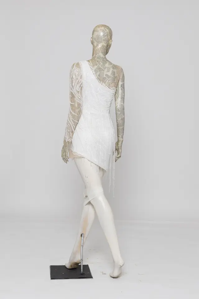 Secondo abito da sposa corto monospalla in pizzo, Atelier Olesia Udine